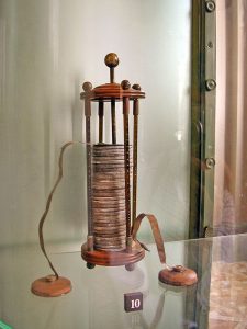 O pilă voltaică expusă în Tempio Voltiano (templul Volta) lângă casa lui Volta din Como, Italia.