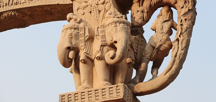 Elefanți în Torana de Nord, Sanchi, India