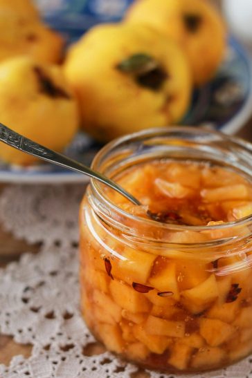 Dulceața de gutui – aromă, culoare și tradiție în borcan