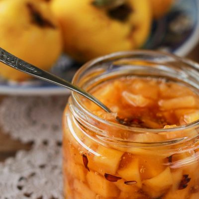 Dulceața de gutui – aromă, culoare și tradiție în borcan
