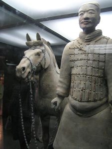Soldat de teracotă cu calul său.
