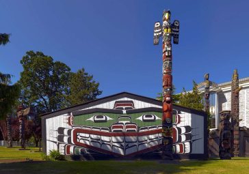 Wawadit’la, cunoscută și sub numele de Casa Mungo Martin, o „casă mare” Kwakwaka’wakw, cu stâlp heraldic. Artist: Șeful Mungo Martin