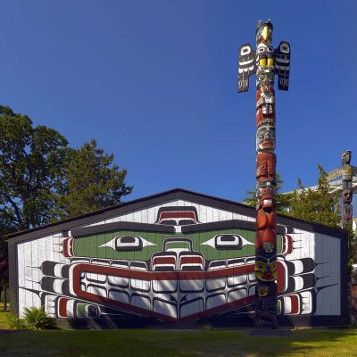 Wawadit’la, cunoscută și sub numele de Casa Mungo Martin, o „casă mare” Kwakwaka’wakw, cu stâlp heraldic. Artist: Șeful Mungo Martin
