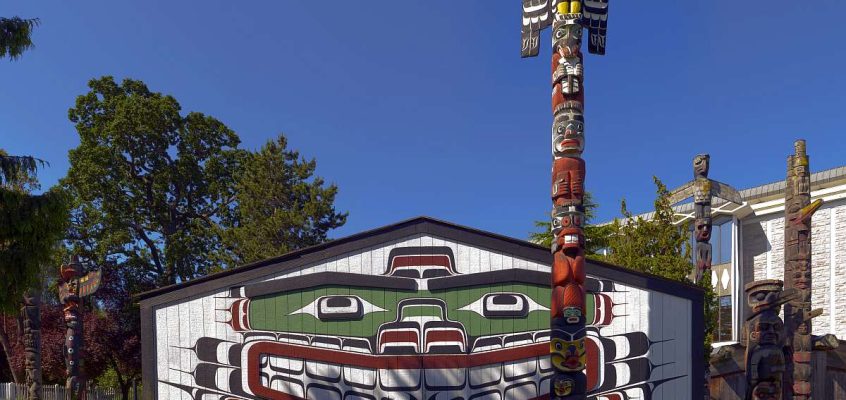 Wawadit’la, cunoscută și sub numele de Casa Mungo Martin, o „casă mare” Kwakwaka’wakw, cu stâlp heraldic. Artist: Șeful Mungo Martin