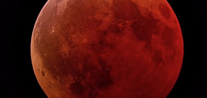 Eclipsa totală de Lună (Luna sângerie)