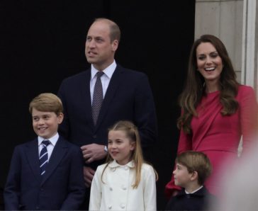 Prințul William, Duce de Cambridge, care este în linia de succesiune pentru a fi rege al Angliei, s-a căsătorit cu Catherine Middleton, o așa-numită persoană de rând, ceea ce înseamnă că nu are strămoși regali.
