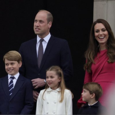 Prințul William, Duce de Cambridge, care este în linia de succesiune pentru a fi rege al Angliei, s-a căsătorit cu Catherine Middleton, o așa-numită persoană de rând, ceea ce înseamnă că nu are strămoși regali.