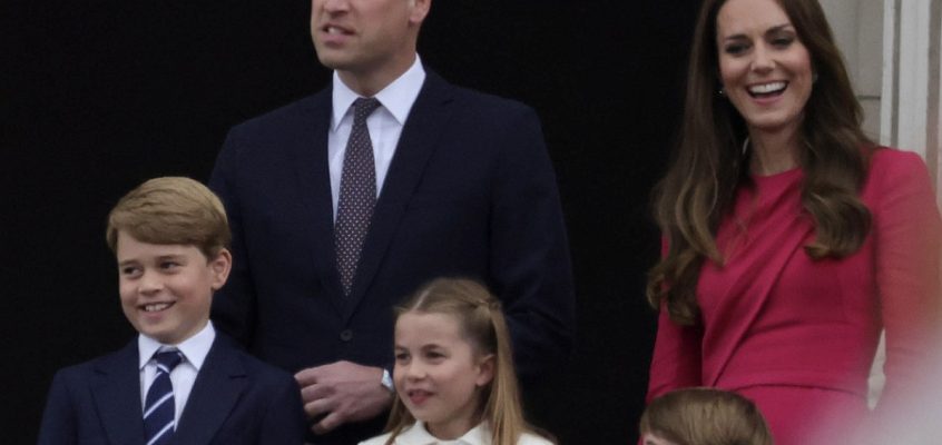 Prințul William, Duce de Cambridge, care este în linia de succesiune pentru a fi rege al Angliei, s-a căsătorit cu Catherine Middleton, o așa-numită persoană de rând, ceea ce înseamnă că nu are strămoși regali.