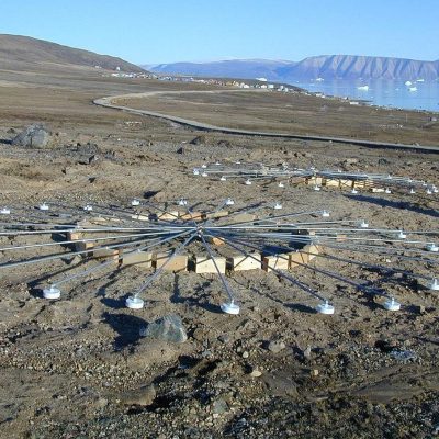 Rețele de infrasunete la stația de monitorizare din Qaanaaq, Groenlanda