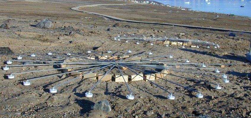 Rețele de infrasunete la stația de monitorizare din Qaanaaq, Groenlanda
