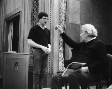 Sergiu Celibidache ținând o lecție de dirijat la Institutul Curtis în 1984 studentului David Bernard