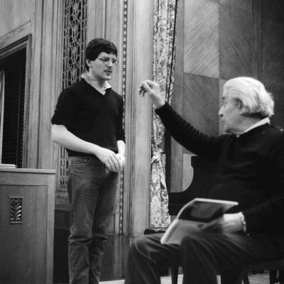 Sergiu Celibidache ținând o lecție de dirijat la Institutul Curtis în 1984 studentului David Bernard