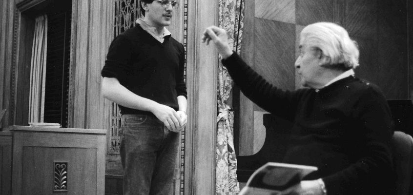 Sergiu Celibidache ținând o lecție de dirijat la Institutul Curtis în 1984 studentului David Bernard
