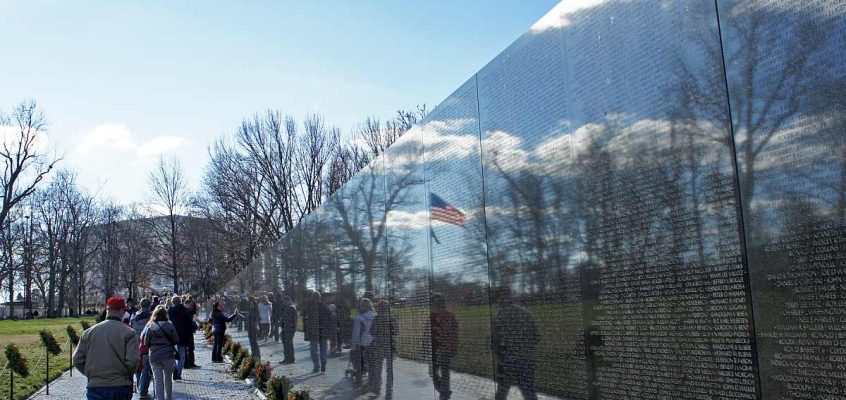 Zidul Memorial al Veteranilor din Vietnam. Artistă: Maya Lin