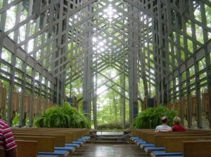 Interiorul Capelei Thorncrown. Arhitect: E. Fay Jones