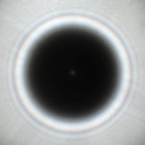 Fotografie a petei Arago în umbra unui obstacol circular de 5,8 mm