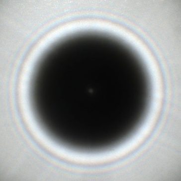 Fotografie a petei Arago în umbra unui obstacol circular de 5,8 mm