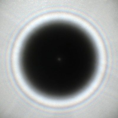 Fotografie a petei Arago în umbra unui obstacol circular de 5,8 mm