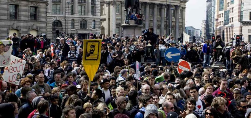 O parte a mulțimii la protestul G20 Meltdown din Londra, la 1 aprilie 2009..