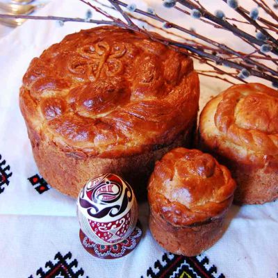 Pasca tradițională ucraineană cu pysanka și nuci de salcie