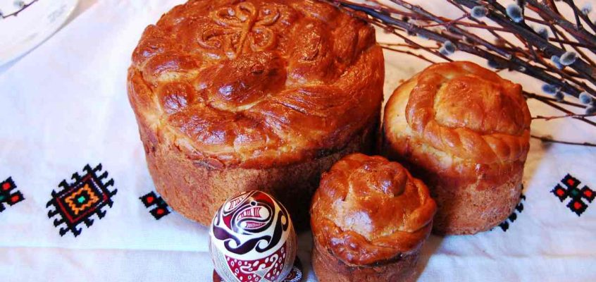 Pasca tradițională ucraineană cu pysanka și nuci de salcie