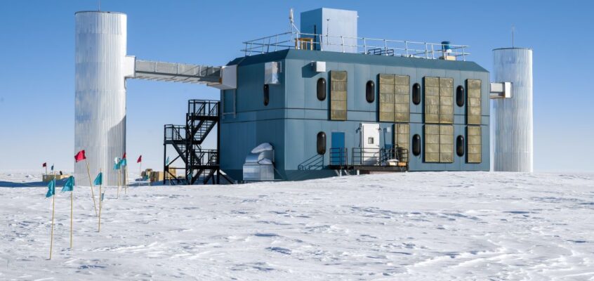 Observatorul de neutrini IceCube